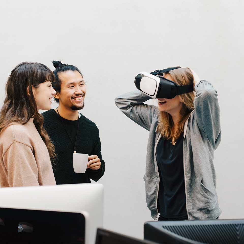 Kollegen beim Testen einer VR Brille